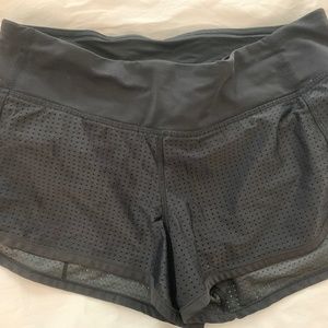 Lululemon speed up low rise short size 4